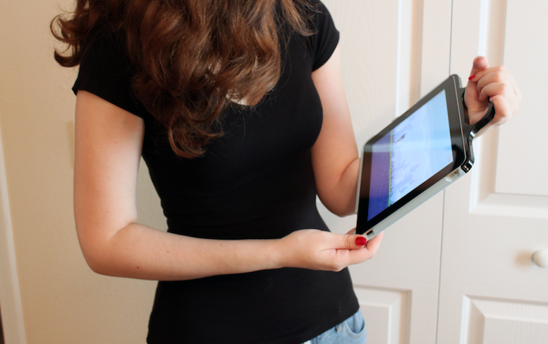 Illustration for article titled I Love The ColorWare iPad Grip Frame, But I Can't Recommend It
